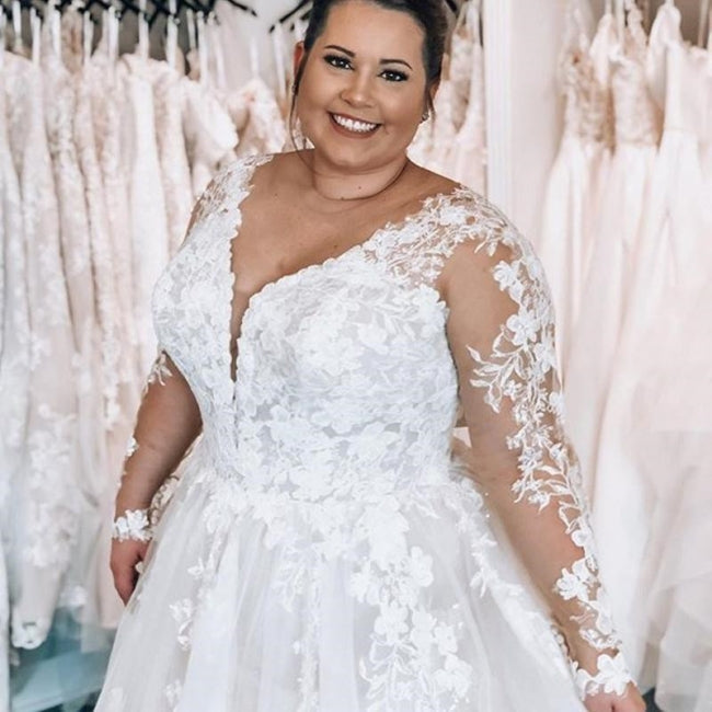 Elegante A-Linien-Brautkleider mit Spitze und V-Ausschnitt in Übergröße mit langen Ärmeln