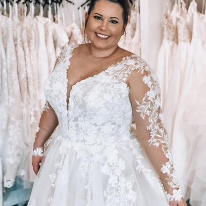 Elegante A-Linien-Brautkleider mit Spitze und V-Ausschnitt in Übergröße mit langen Ärmeln