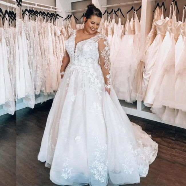 Elegante A-Linien-Brautkleider mit Spitze und V-Ausschnitt in Übergröße mit langen Ärmeln