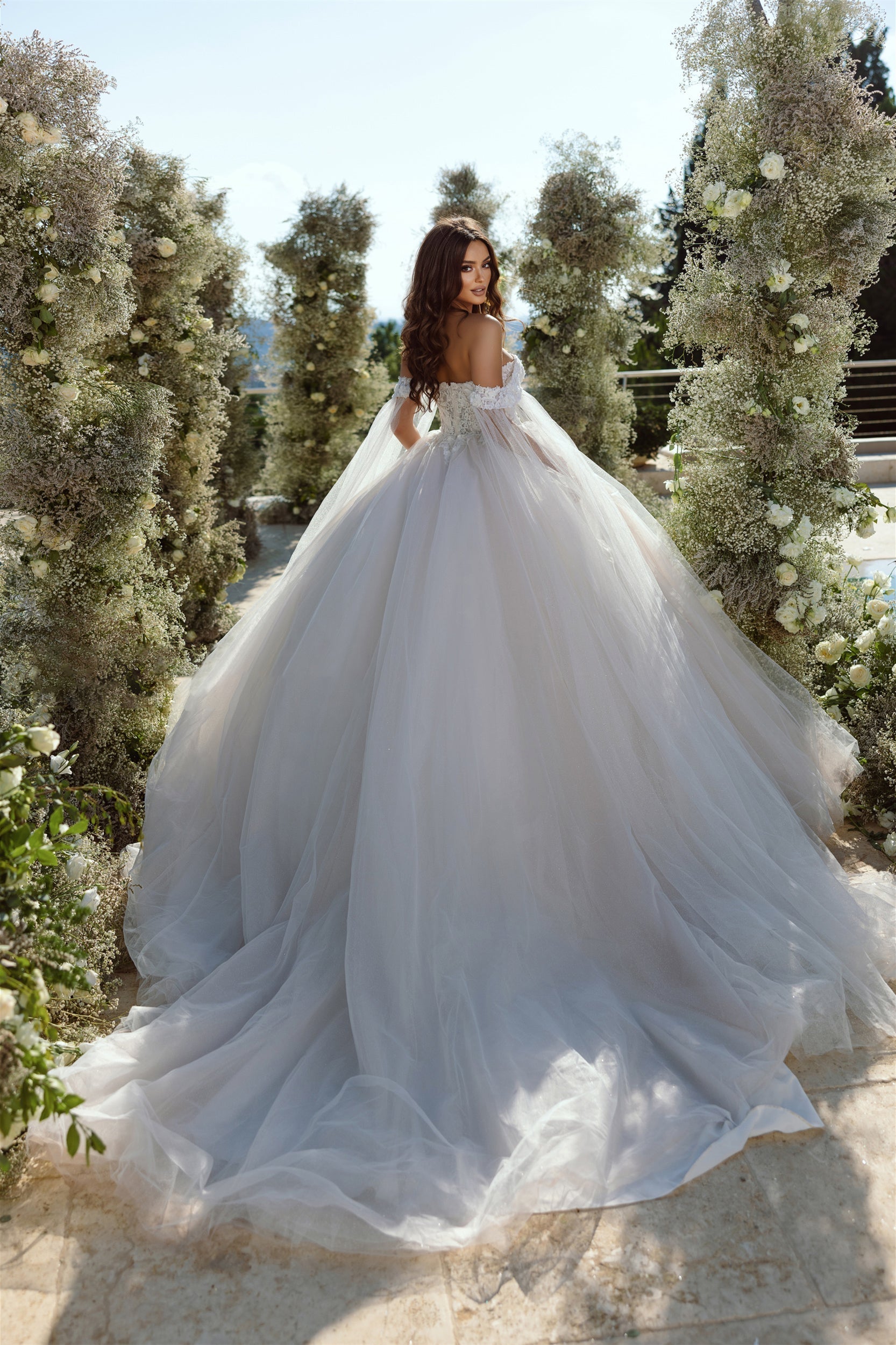 Robe de mariée élégante en tulle avec appliques en dentelle, coupe évasée et épaules dénudées