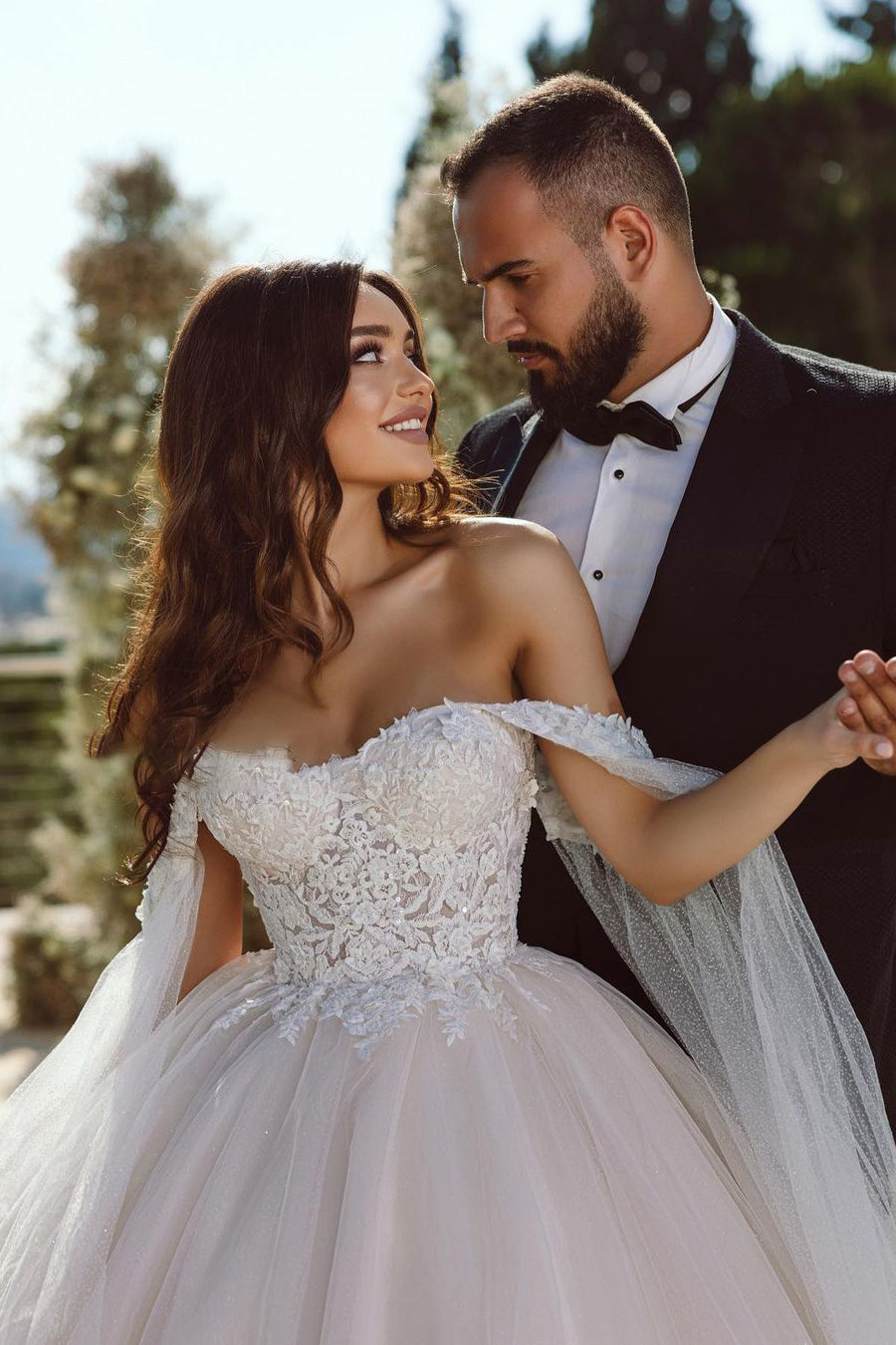 Elegant A-line Off-the-shoulder Tulle Lace Appliques Wedding Dress