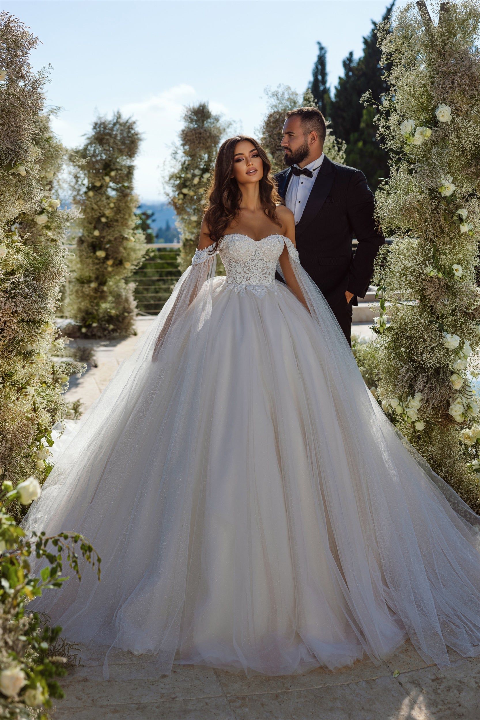 Robe de mariée élégante en tulle avec appliques en dentelle, coupe évasée et épaules dénudées