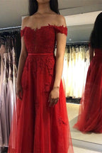 Elegante abito lungo da sera a linea ad A con scollo a barca in tulle e pizzi applicati