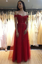 Elegante abito lungo da sera a linea ad A con scollo a barca in tulle e pizzi applicati