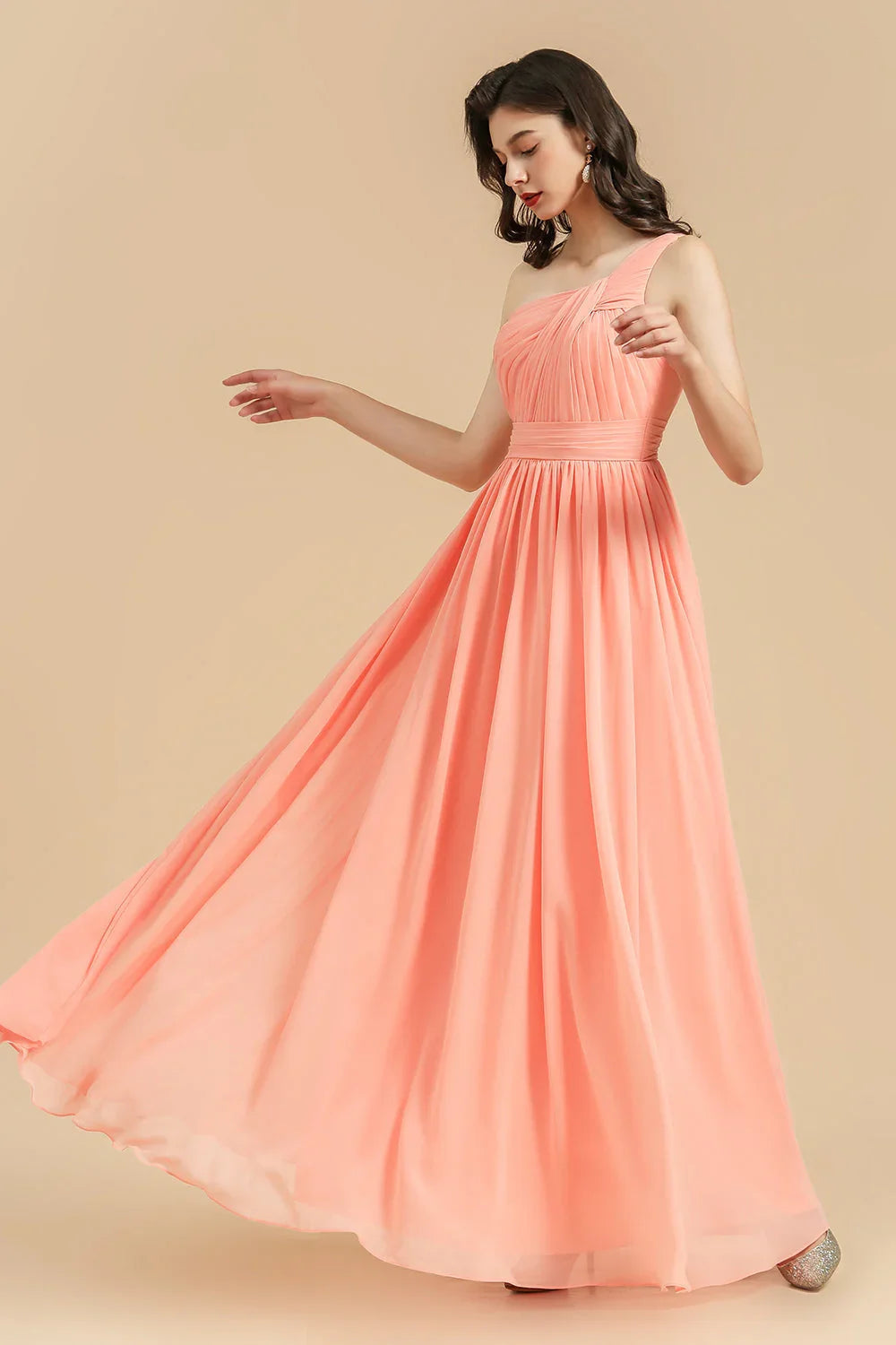 Elegante abito lungo da damigella d'onore in chiffon corallo a linea ad A con una spalla sola