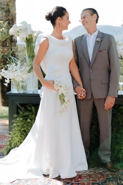 Robe de mariée blanche élégante en satin, sans manches, coupe trapèze avec traîne