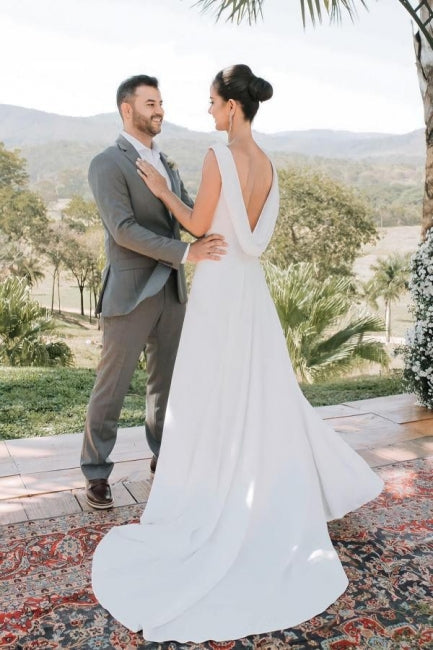 Robe de mariée blanche élégante en satin, sans manches, coupe trapèze avec traîne
