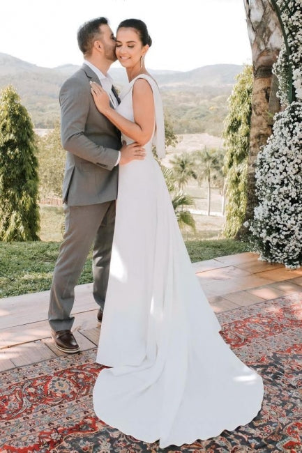 Robe de mariée blanche élégante en satin, sans manches, coupe trapèze avec traîne
