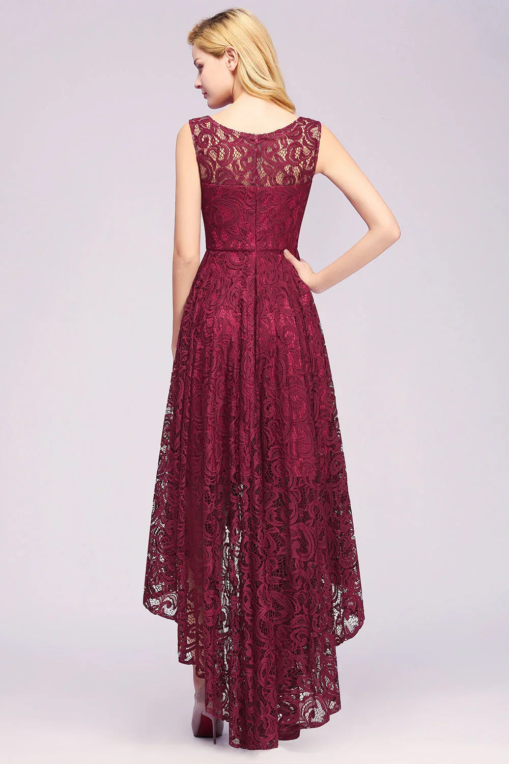 Elegante abito da damigella d'onore senza maniche con scollo a U e gonna a trapezio in pizzo