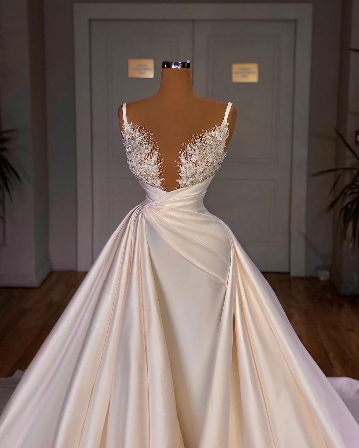 Robe de mariée longue élégante en ligne A, sans manches, à fines bretelles, col en V cathédrale