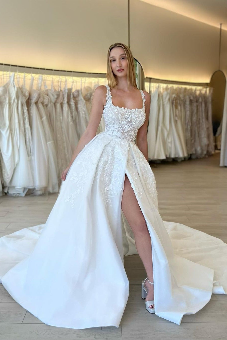 Robe de mariée élégante en ligne A avec bretelles, fleurs, sans manches, en dentelle, fendue