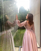 Elegante vestido de fiesta de satén elástico en forma de A con abertura frontal y mangas