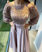 Elegante vestido de fiesta de satén elástico en forma de A con abertura frontal y mangas