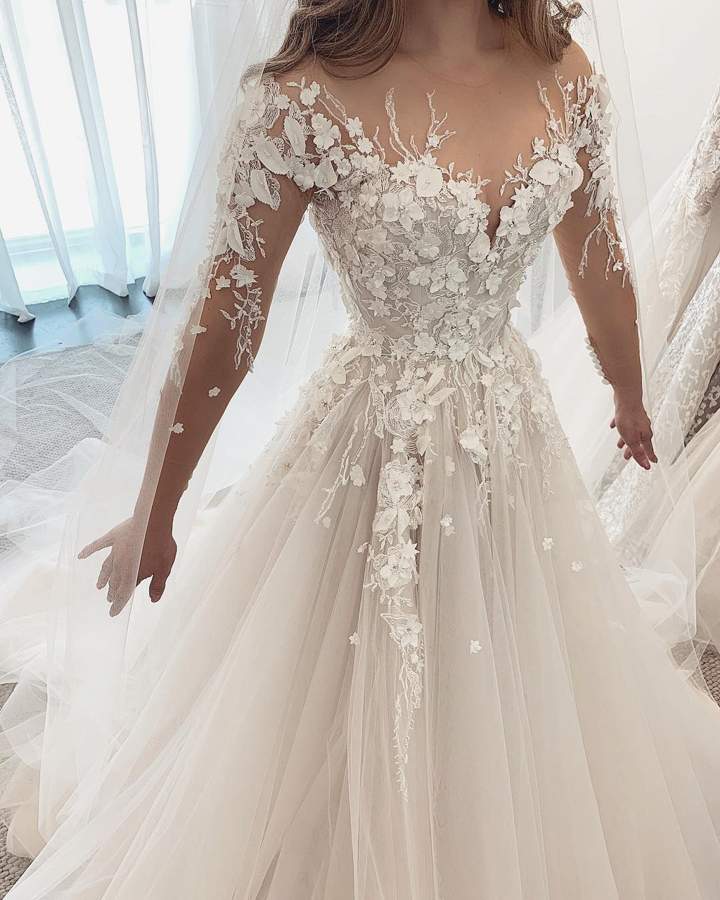 Robe de mariée élégante en ligne A, col cœur, manches longues, appliques en dentelle et tulle