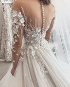 Robe de mariée élégante en ligne A, col cœur, manches longues, appliques en dentelle et tulle