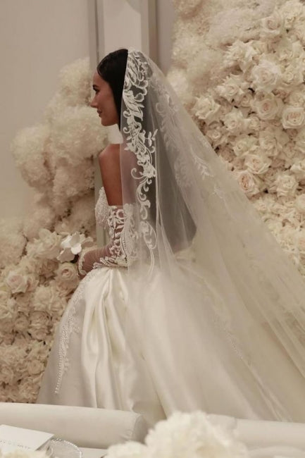 Abito da sposa bianco elegante a linea ad A in tulle con scollo a U e senza maniche, decorato con applicazioni