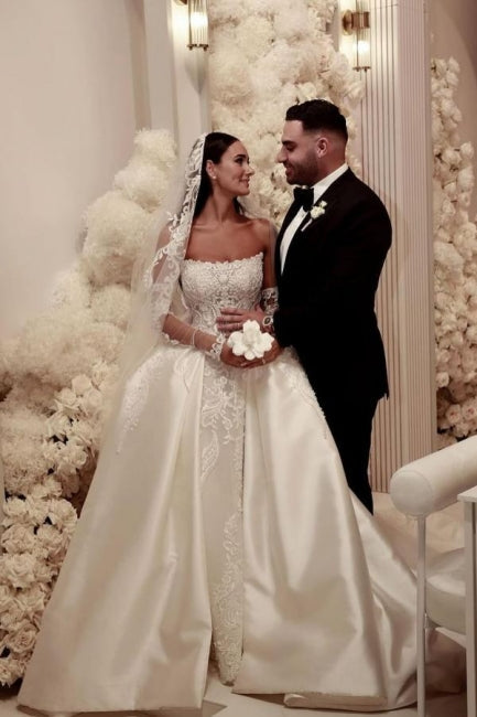 Abito da sposa bianco elegante a linea ad A in tulle con scollo a U e senza maniche, decorato con applicazioni