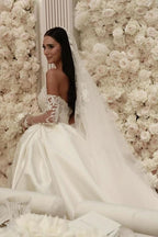 Abito da sposa bianco elegante a linea ad A in tulle con scollo a U e senza maniche, decorato con applicazioni