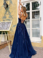 Elegante vestido de fiesta largo de encaje con escote en V y espalda descubierta en azul marino oscuro.