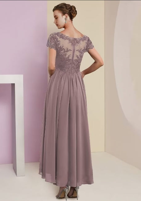 Vestido elegante e bonito para mãe, com mangas 3/4 e corte evasê em renda