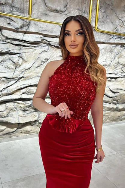 Elegante vestido de fiesta negro con cuello halter, sin mangas, largo hasta el suelo y abertura