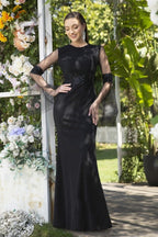 Abito da sera elegante nero in raso a sirena con maniche lunghe e gioiello