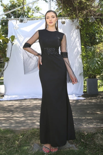 Elegante vestido de fiesta de satén estilo sirena con mangas largas y joya negra