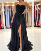 Elegante abito lungo nero a linea ad A con scollo a cuore in chiffon per ballo con spacco