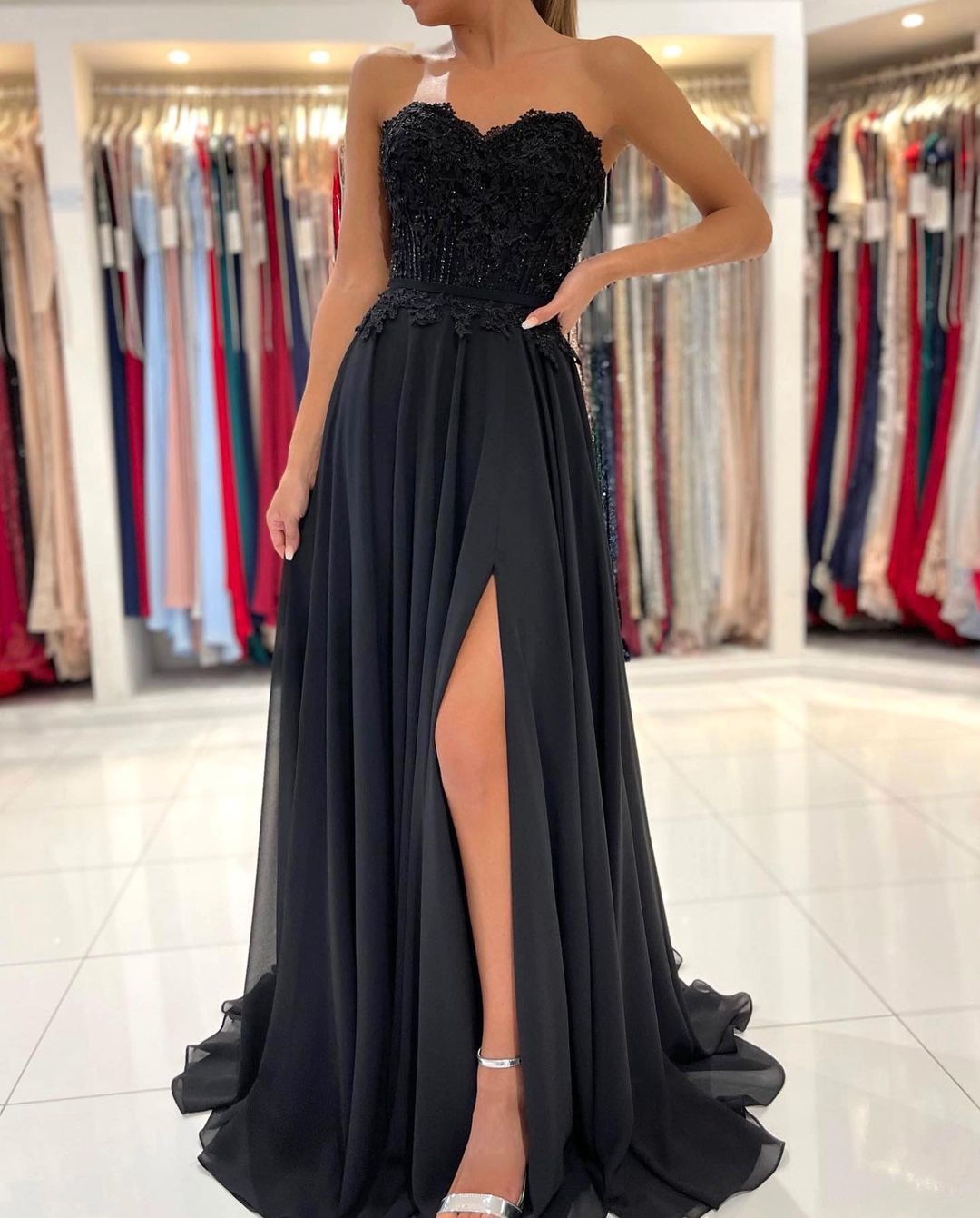 Elegante vestido de fiesta negro largo de gasa con escote en A y abertura