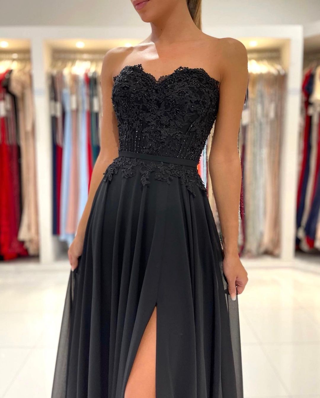 Elegante abito lungo nero a linea ad A con scollo a cuore in chiffon per ballo con spacco