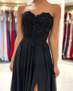 Elegante abito lungo nero a linea ad A con scollo a cuore in chiffon per ballo con spacco