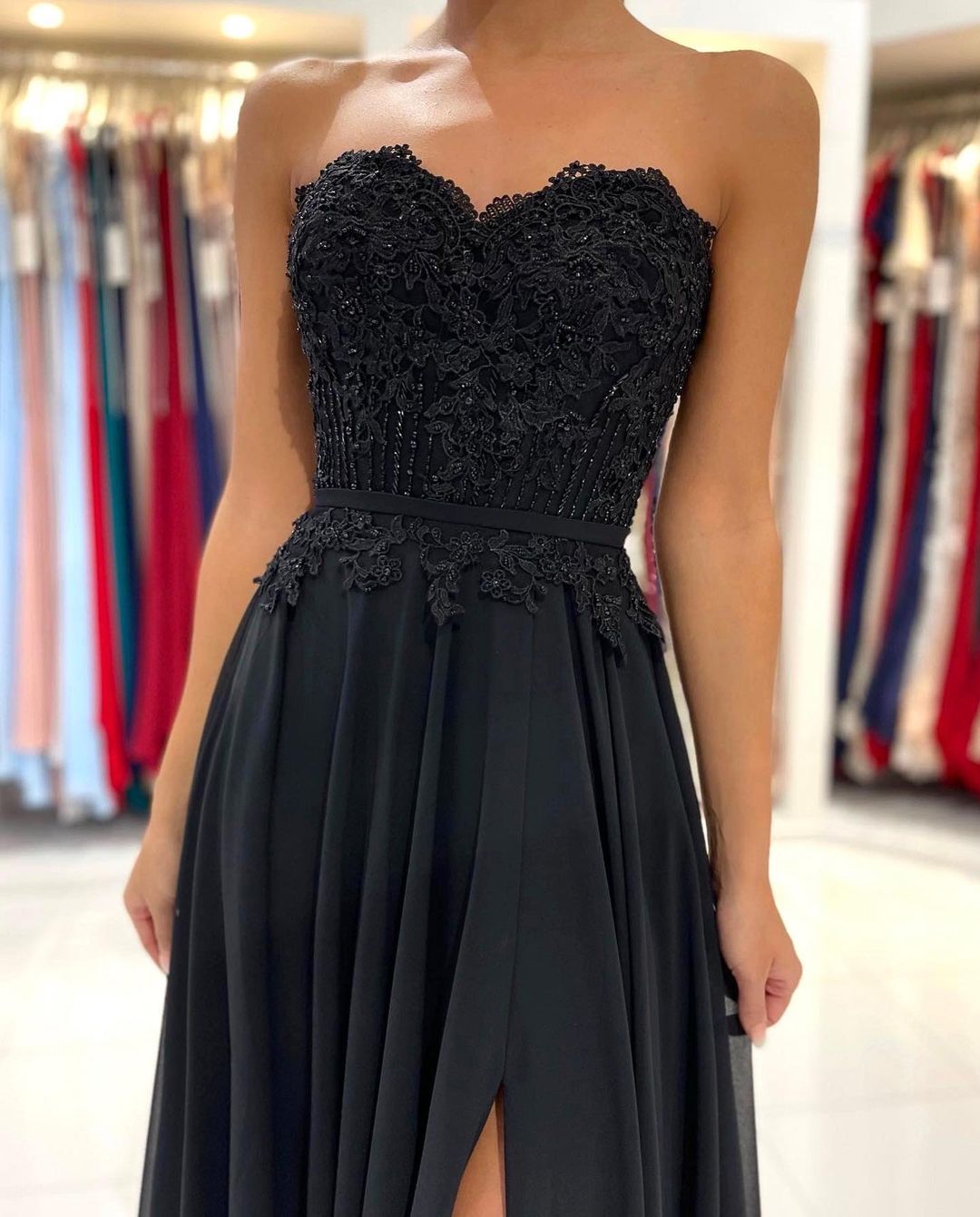 Elegante abito lungo nero a linea ad A con scollo a cuore in chiffon per ballo con spacco