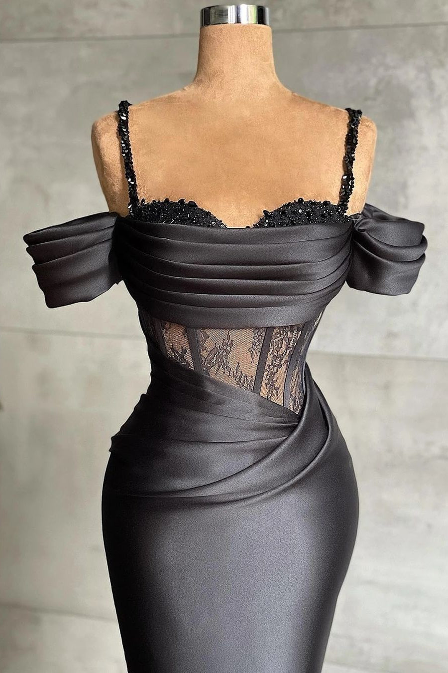 Elegante abito da sera nero a sirena con scollo a barca e pizzo