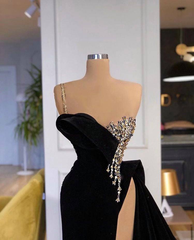 Vestido de Festa Elegante Preto com Fenda Frontal e Um Ombro Só com Bordados