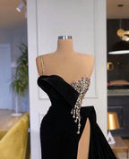 Vestido de Festa Elegante Preto com Fenda Frontal e Um Ombro Só com Bordados