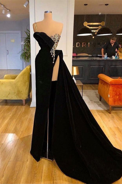 Elegante vestido de fiesta negro con abertura frontal y un hombro con cuentas