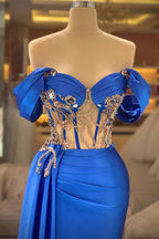 Robe de bal élégante bleue sans manches à épaules dénudées avec perles et fente