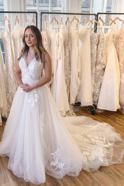 Robes de mariée élégantes bohèmes en ligne A à col en V avec dentelle