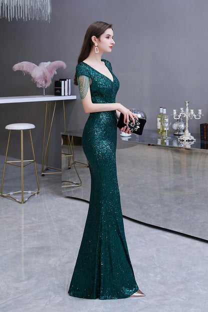Elegantes langes Ballkleid mit Flügelärmeln und grünen Pailletten