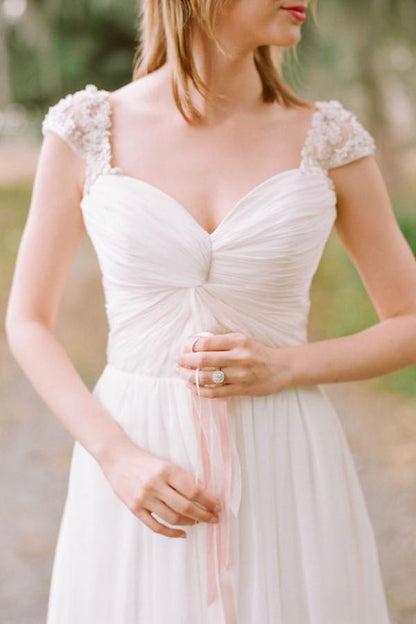 Elegantes, langes Chiffon-Brautkleid mit Flügelärmeln und Herzausschnitt