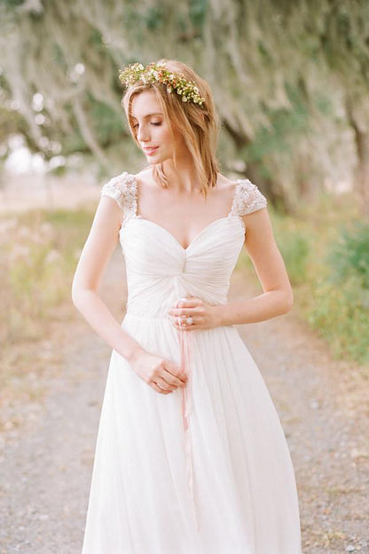 Elegantes, langes Chiffon-Brautkleid mit Flügelärmeln und Herzausschnitt