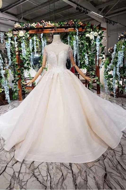 Elegantes Ballkleid mit Flügelärmeln und Perlenbesatz und hohem Halsausschnitt
