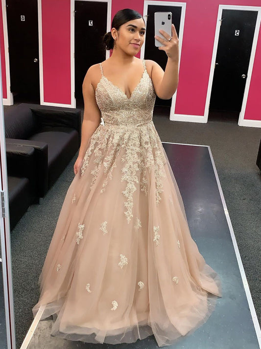 Elegante vestido de noche formal de fiesta con escote en V y tul de encaje color champán