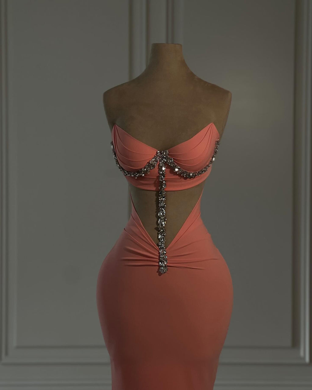 Abito da sera elegante a colonna in chiffon, senza spalline e senza maniche, con applicazioni