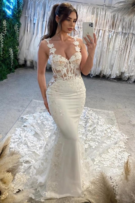 Elegantes, säulenförmiges, ärmelloses weißes Brautkleid mit Spaghettiträgern und Schleppe aus Spitze