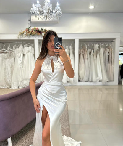 Elegante säulenförmige Neckholder-Brautkleider aus Satin in Weiß mit Rüschen und Schlitz vorne