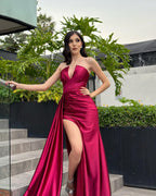 Abito da sera rosso elegante a colonna in raso con scollo a V, senza maniche, con volant e spacco frontale