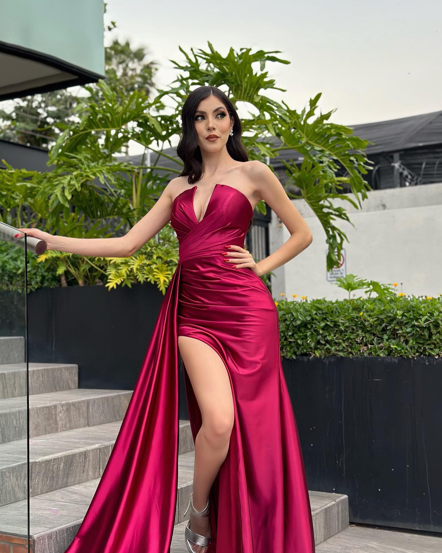 Abito da sera rosso elegante a colonna in raso con scollo a V, senza maniche, con volant e spacco frontale