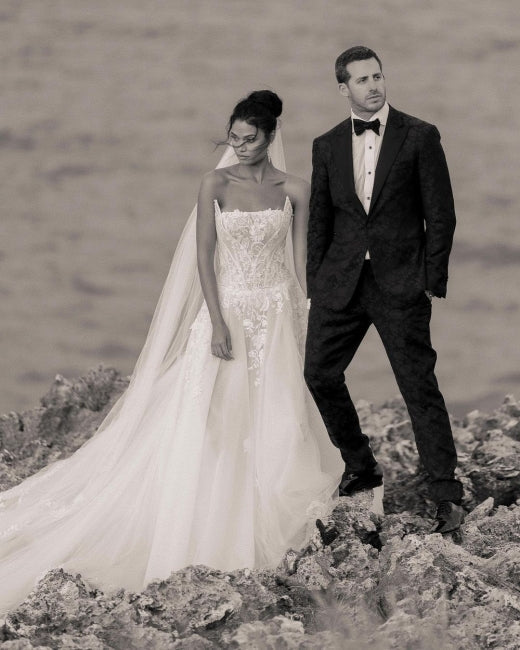 Vestidos de Noiva em Linha A com Aplicações Elegantes de Designer e Renda