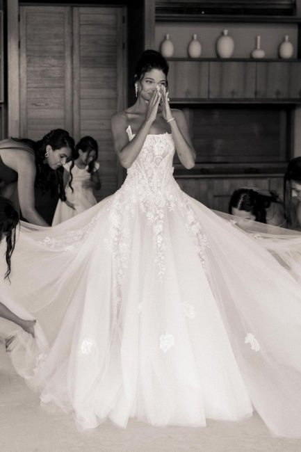 Elegant Designer Appliques A-line Wedding Dresses With Lace